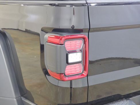 Used 2024 Jeep Gladiator Mojave w/ Technology Group AWD/4WD image 29