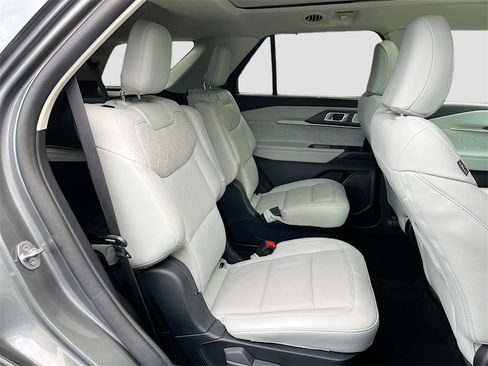 Used 2025 Ford Explorer Platinum w/ Ultimate Package image 27