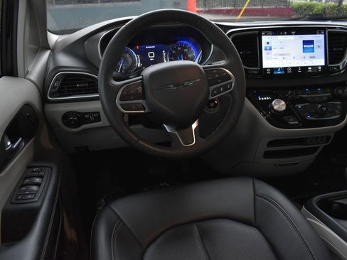 Used 2024 Chrysler Pacifica Touring-L FWD image 18