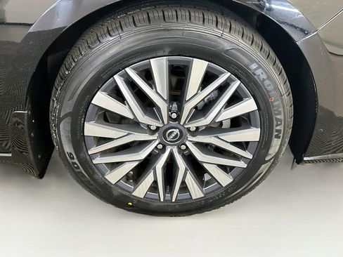 Used 2023 Nissan Altima 2.5 SV w/ SV Premium Package FWD image 11