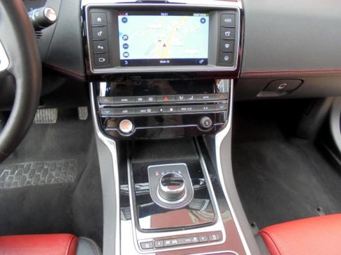 Used 2018 Jaguar XE R-Sport image 17