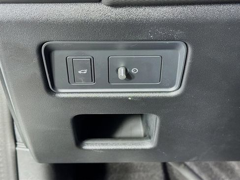 Used 2023 Land Rover Discovery Metropolitan Edition image 10