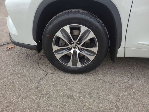 Used 2023 Toyota Highlander XLE image 10