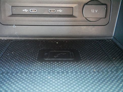 Certified 2022 Volkswagen Atlas Cross Sport SEL R-Line AWD/4WD image 32