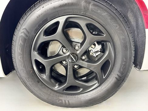 Used 2024 Chrysler Pacifica Limited FWD image 32