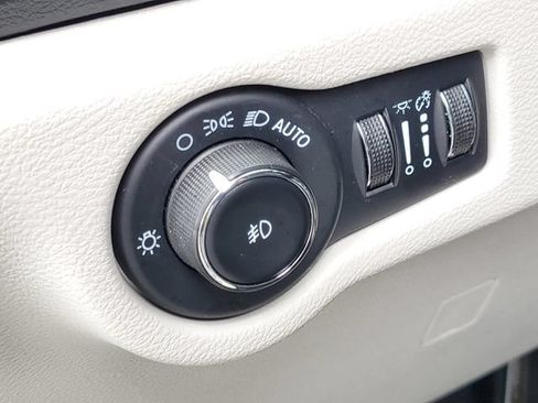 Used 2023 Chrysler Pacifica Touring-L FWD image 11