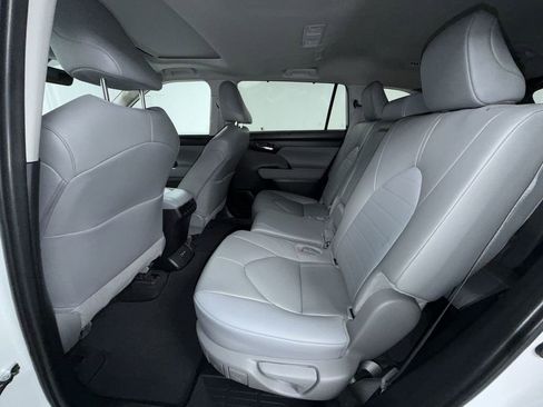 Certified 2024 Toyota Highlander XLE AWD/4WD image 8