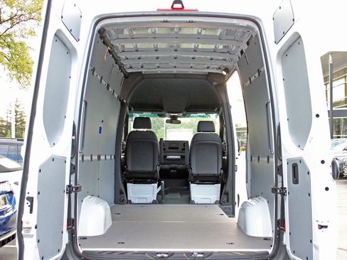 Used 2025 Mercedes-Benz Sprinter 2500 image 5