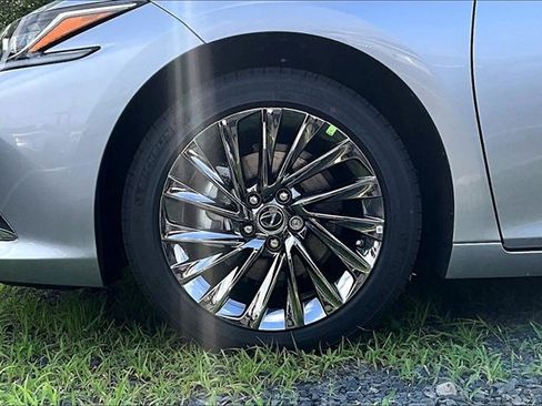 New 2025 Lexus ES 300h w/ Luxury Package image 12