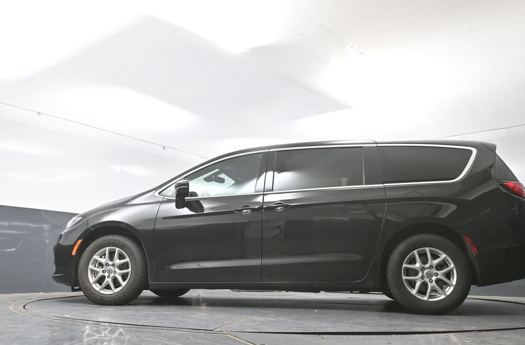 Used 2025 Chrysler Pacifica Select FWD image 22