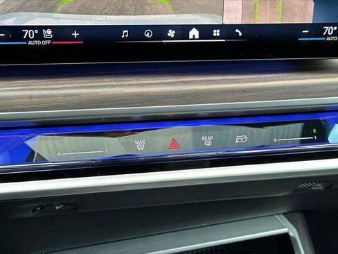 Used 2023 BMW 740i w/ Parking Assistance Package image 19