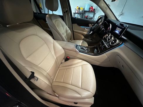 Used 2019 Mercedes-Benz GLC 300 4MATIC image 19