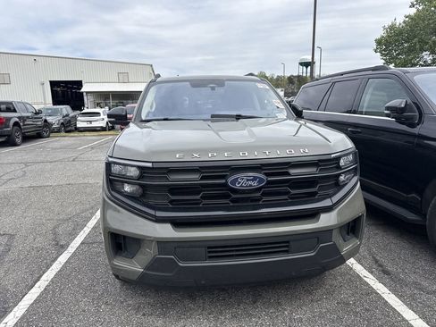 Used 2025 Ford Expedition Active image 4