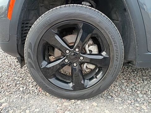 Used 2023 Jeep Grand Cherokee Limited w/ Black Appearance Package AWD/4WD image 10