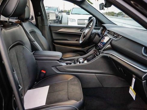 New 2025 Jeep Grand Cherokee Altitude image 18