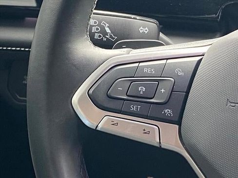 Used 2024 Volkswagen Atlas Cross Sport SEL R-Line image 9