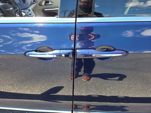 Used 2017 Chrysler Pacifica Touring-L FWD image 35