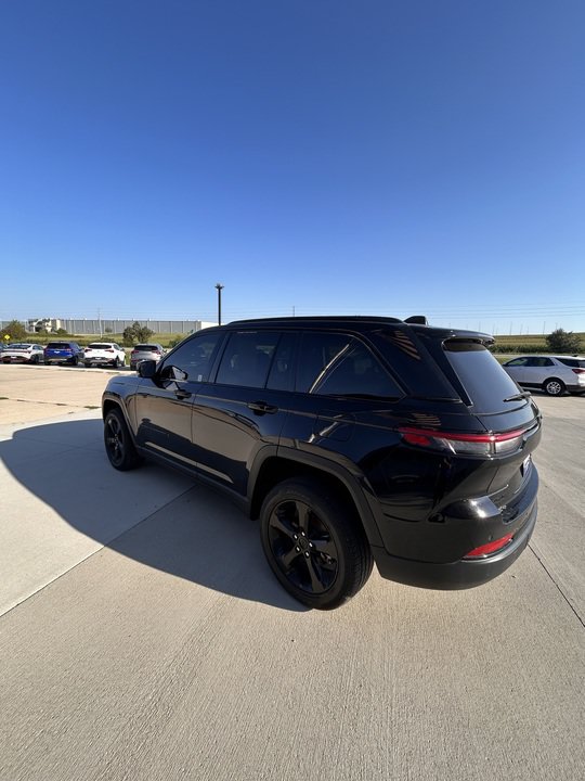 Used 2023 Jeep Grand Cherokee Limited w/ Black Appearance Package AWD/4WD image 5