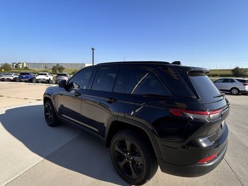 Used 2023 Jeep Grand Cherokee Limited w/ Black Appearance Package AWD/4WD image 5