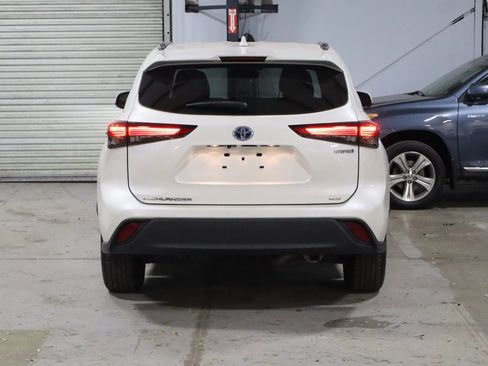Used 2021 Toyota Highlander XLE image 6