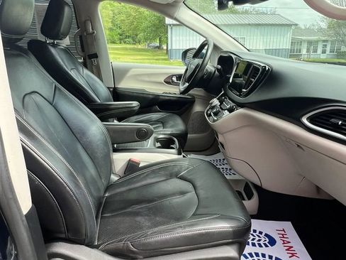 Used 2022 Chrysler Pacifica Touring-L image 13