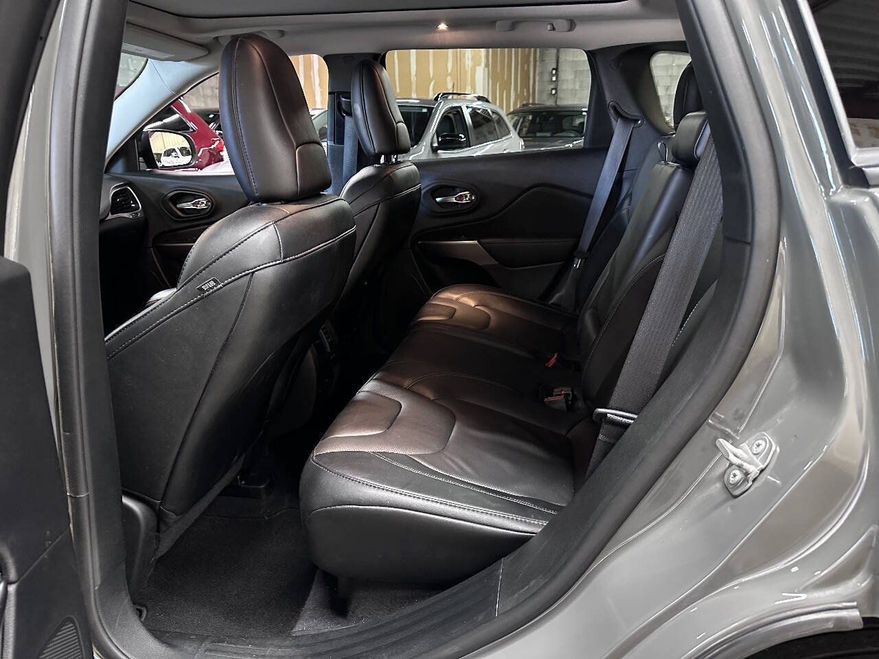 Used 2022 Jeep Cherokee Limited AWD/4WD image 7