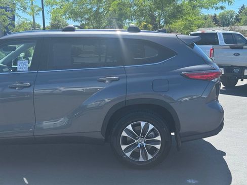 Used 2021 Toyota Highlander XLE AWD/4WD image 9