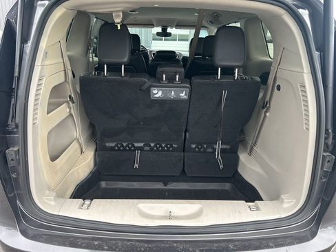 Used 2018 Chrysler Pacifica Touring-L Plus FWD image 26
