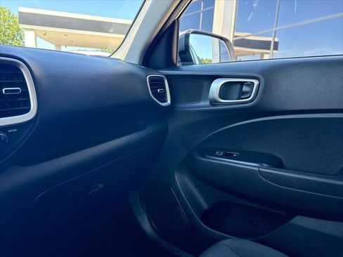Used 2021 Hyundai Venue SE FWD image 19