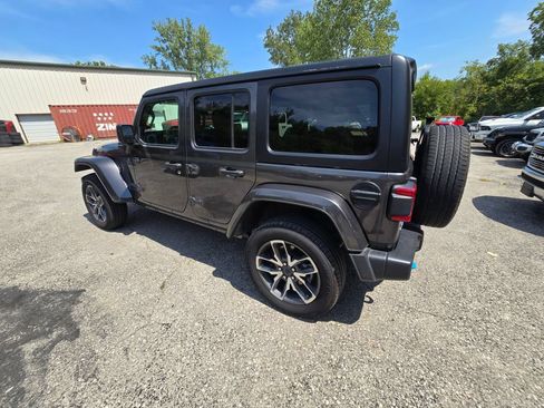 Used 2024 Jeep Wrangler Unlimited w/ Convenience Group AWD/4WD image 4
