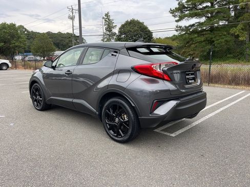 Used 2022 Toyota C-HR XLE image 7