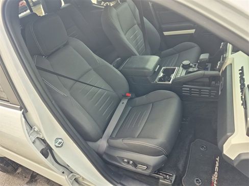 Used 2024 Toyota Tacoma TRD Sport w/ TRD Sport Upgrade Package image 17