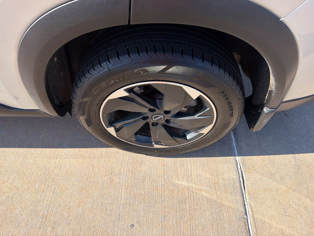 Used 2025 Nissan Rogue SV FWD image 9