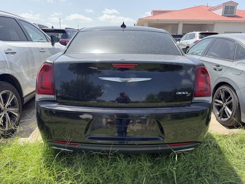 Used 2019 Chrysler 300 S RWD image 3