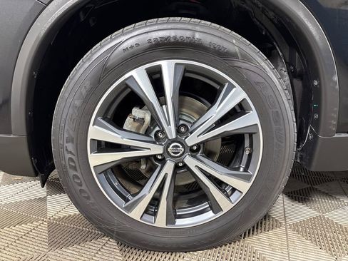 Used 2019 Nissan Rogue SV w/ Premium Package image 12