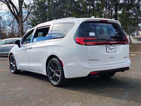 New 2026 Chrysler Pacifica Limited w/ Uconnect Theater Family Group image 8