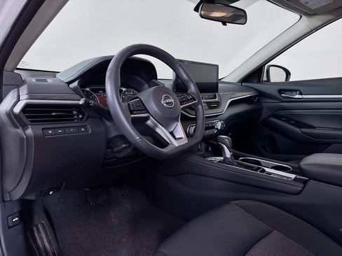 Used 2023 Nissan Altima 2.5 SV w/ SV Premium Package FWD image 9