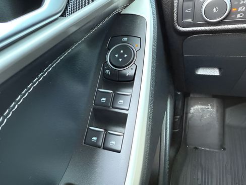 Used 2022 Ford Explorer XLT w/ Equipment Group 202A AWD/4WD image 21