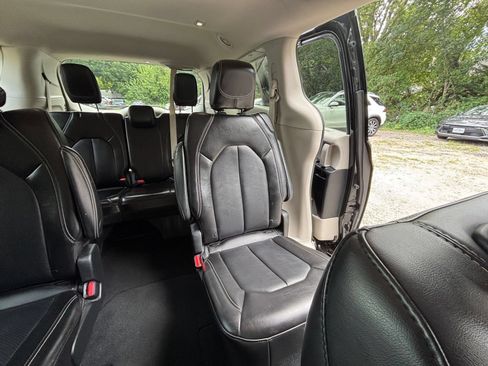 Used 2024 Chrysler Pacifica Touring-L FWD image 38