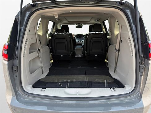Certified 2023 Chrysler Pacifica Limited image 20