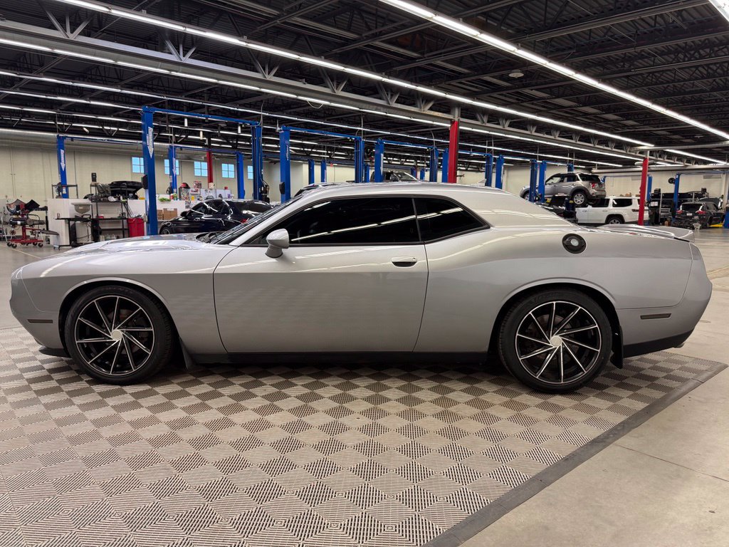 Used 2016 Dodge Challenger SXT w/ Driver Convenience Group RWD image 4