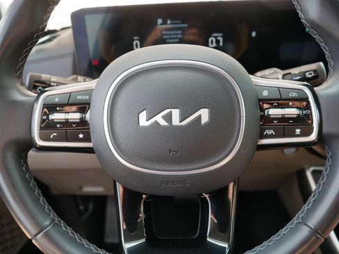 Used 2025 Kia Carnival FWD image 25