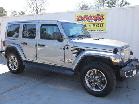 Used 2018 Jeep Wrangler Unlimited Sahara image 4