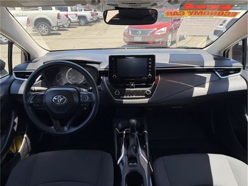 Used 2022 Toyota Corolla LE FWD image 3
