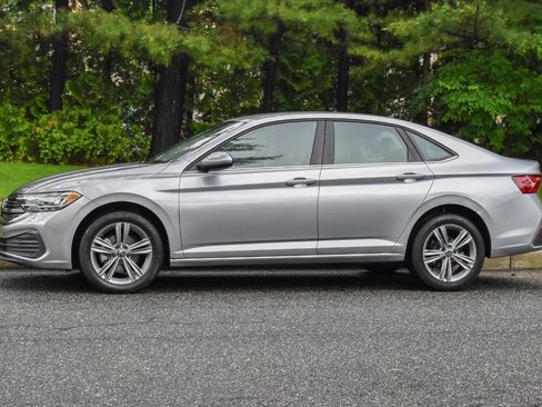 Used 2024 Volkswagen Jetta SE FWD image 3