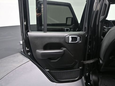 Used 2025 Jeep Wrangler Unlimited Rubicon w/ Convenience Group AWD/4WD image 31