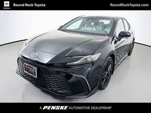 Used 2025 Toyota Camry SE image 1