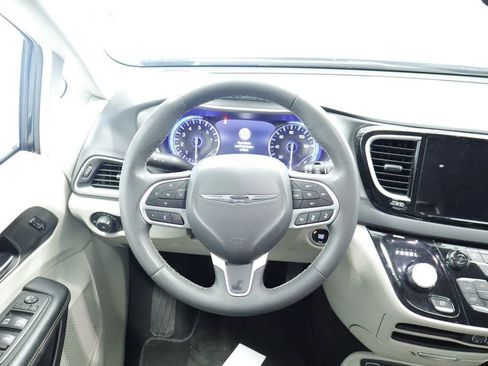 Certified 2023 Chrysler Pacifica Touring-L FWD image 26