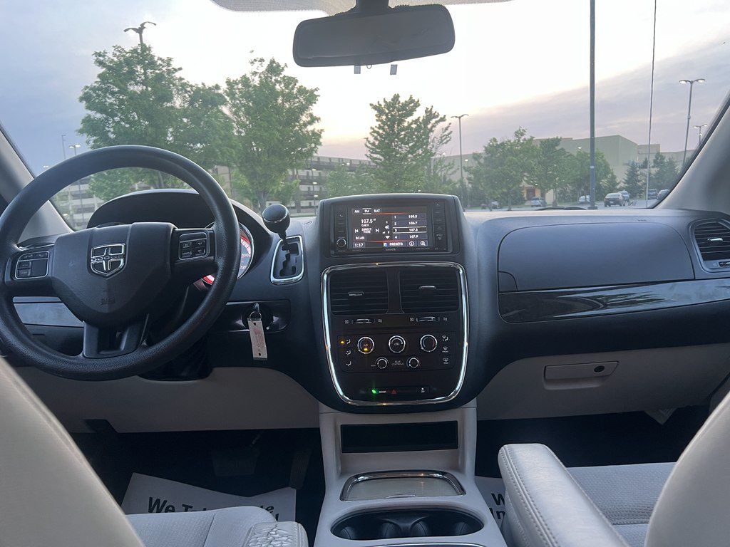Used 2019 Dodge Grand Caravan SE w/ UConnect Hands-Free Group FWD image 16