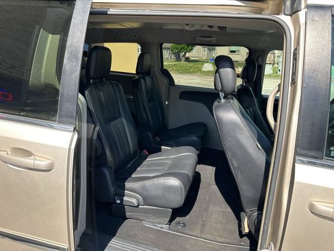 Used 2015 Chrysler Town & Country Touring FWD image 11